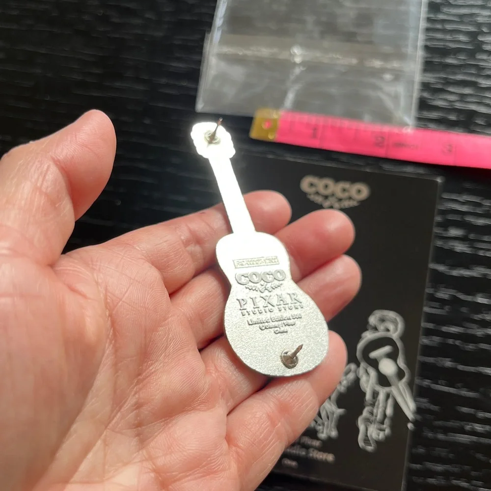Disney Pixar Studio Store Coco Pin-Ernesto De La Cruz Pearl Guitar LE( MSC-75.2) - Picture 11 of 12
